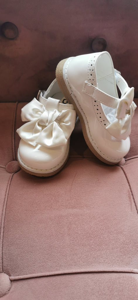 Cream bow shoes